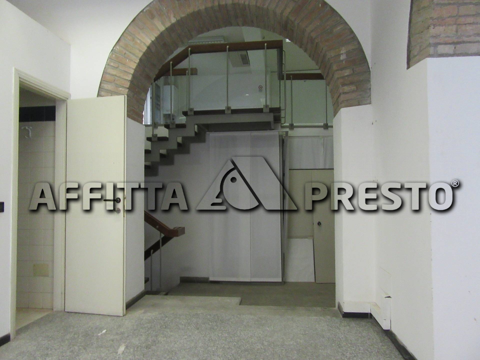 Fondo Commerciale in affitto a Forl