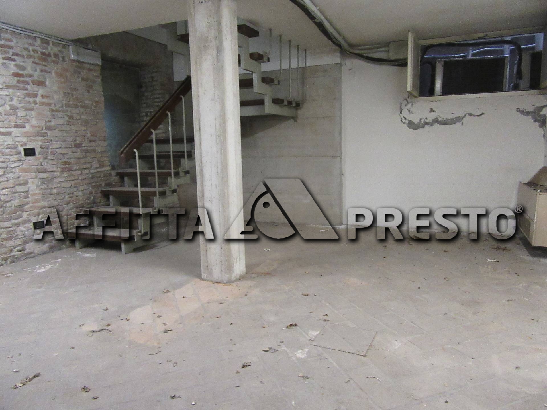 Fondo Commerciale in affitto a Forl