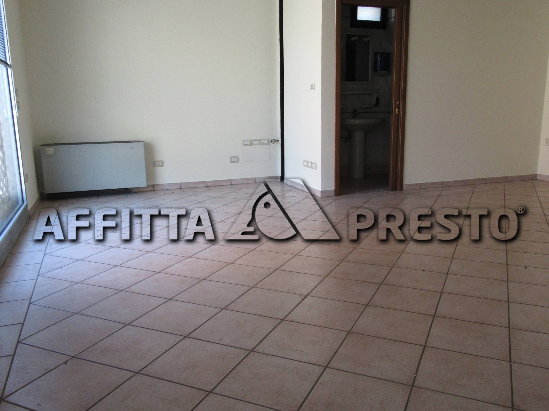 Ufficio in affitto a Forl, Centro