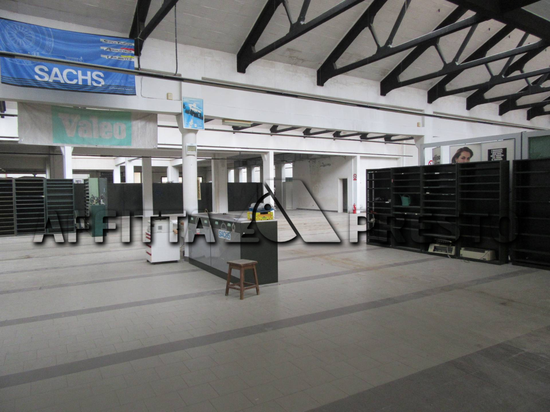 Fondo Commerciale in affitto a Forl