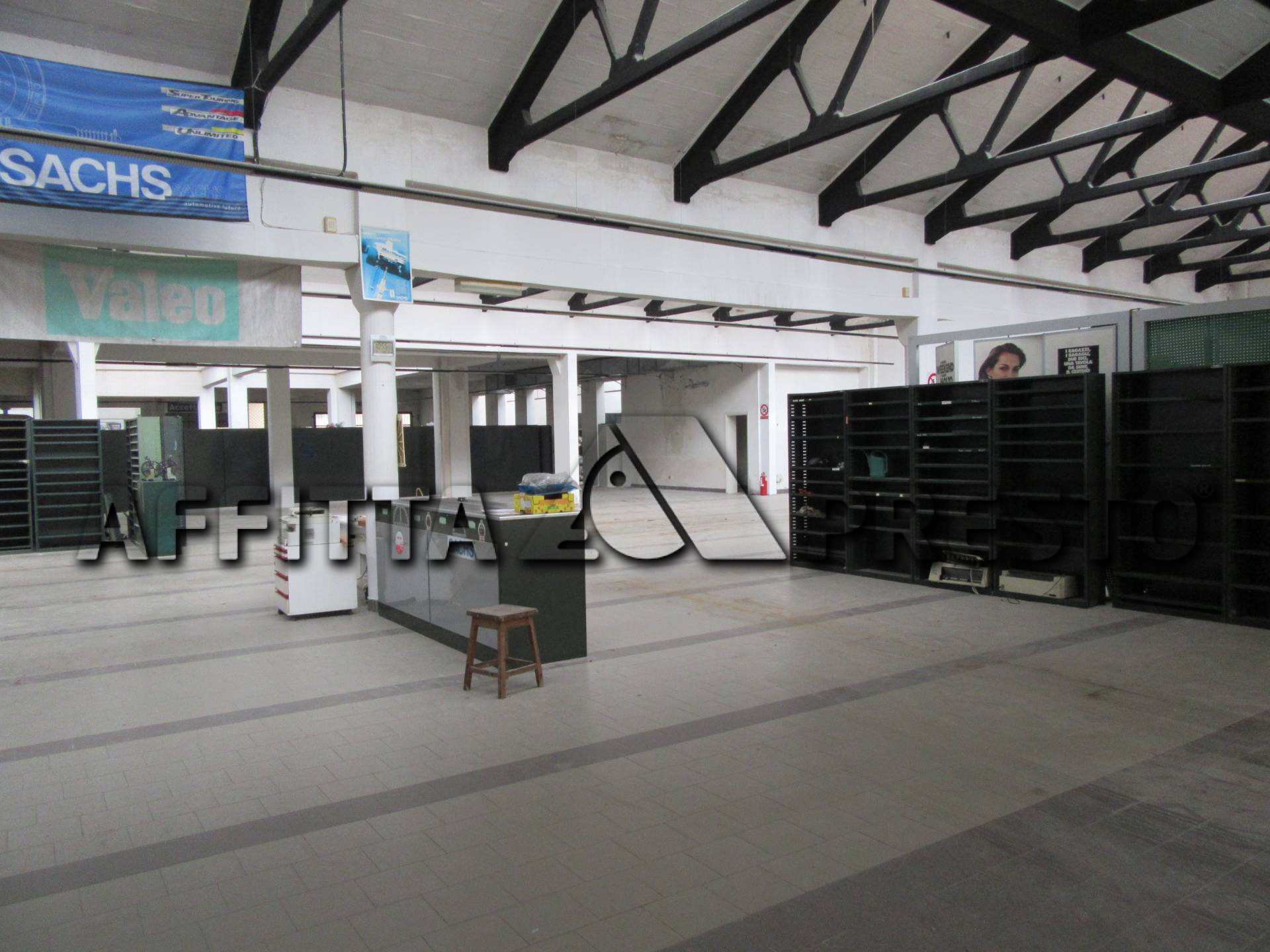 Fondo Commerciale in affitto a Forl