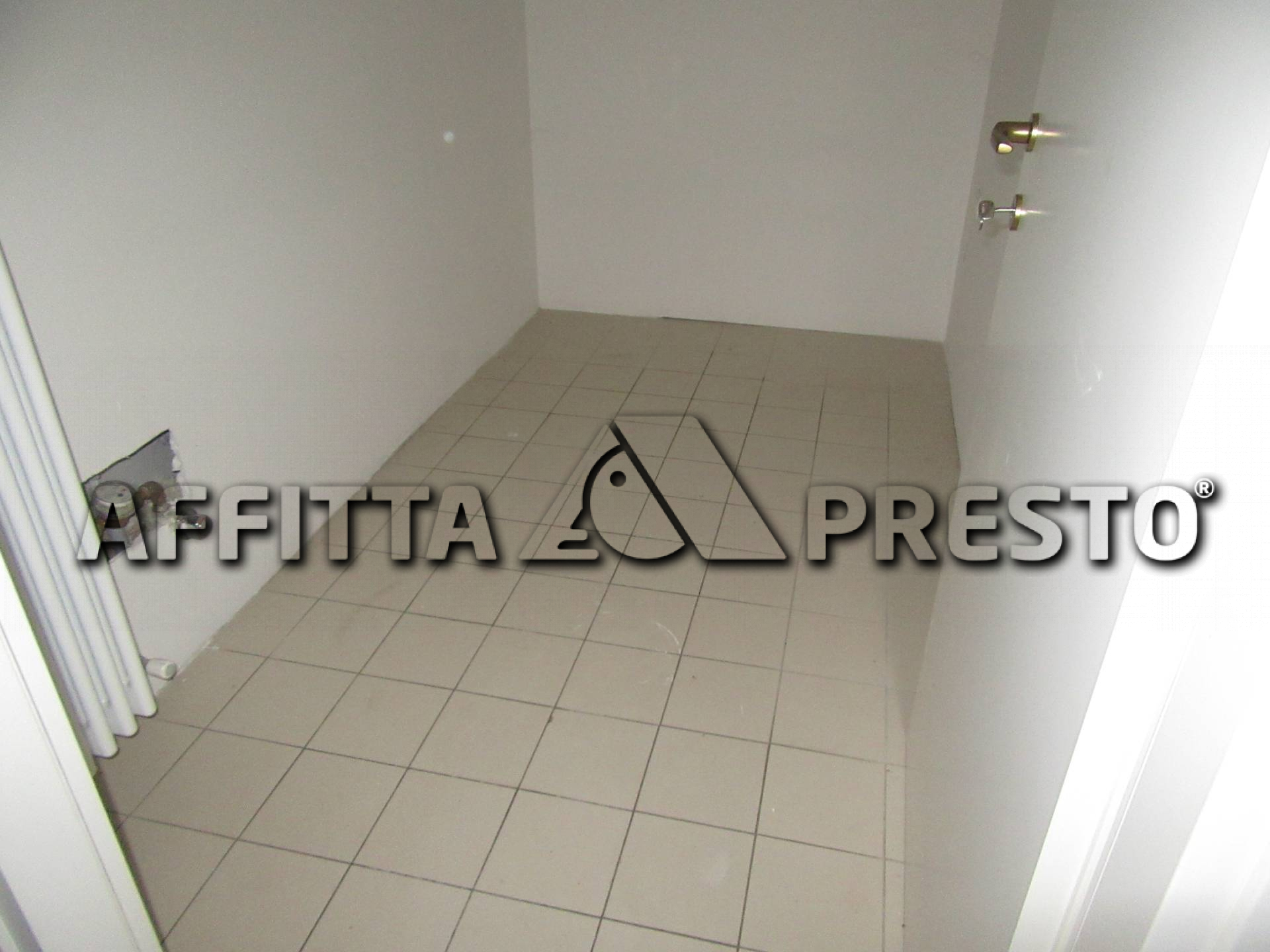 Fondo Commerciale in affitto a Forl