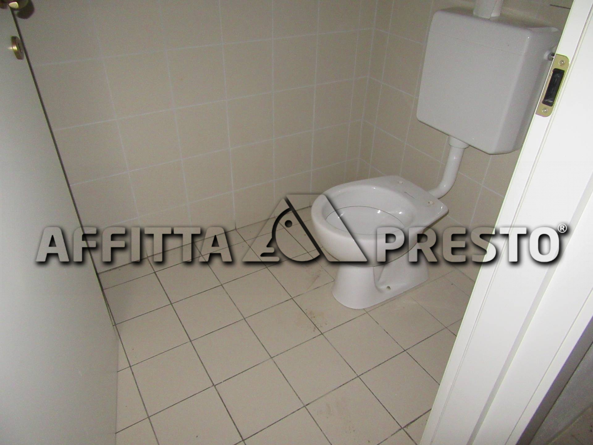 Fondo Commerciale in affitto a Forl