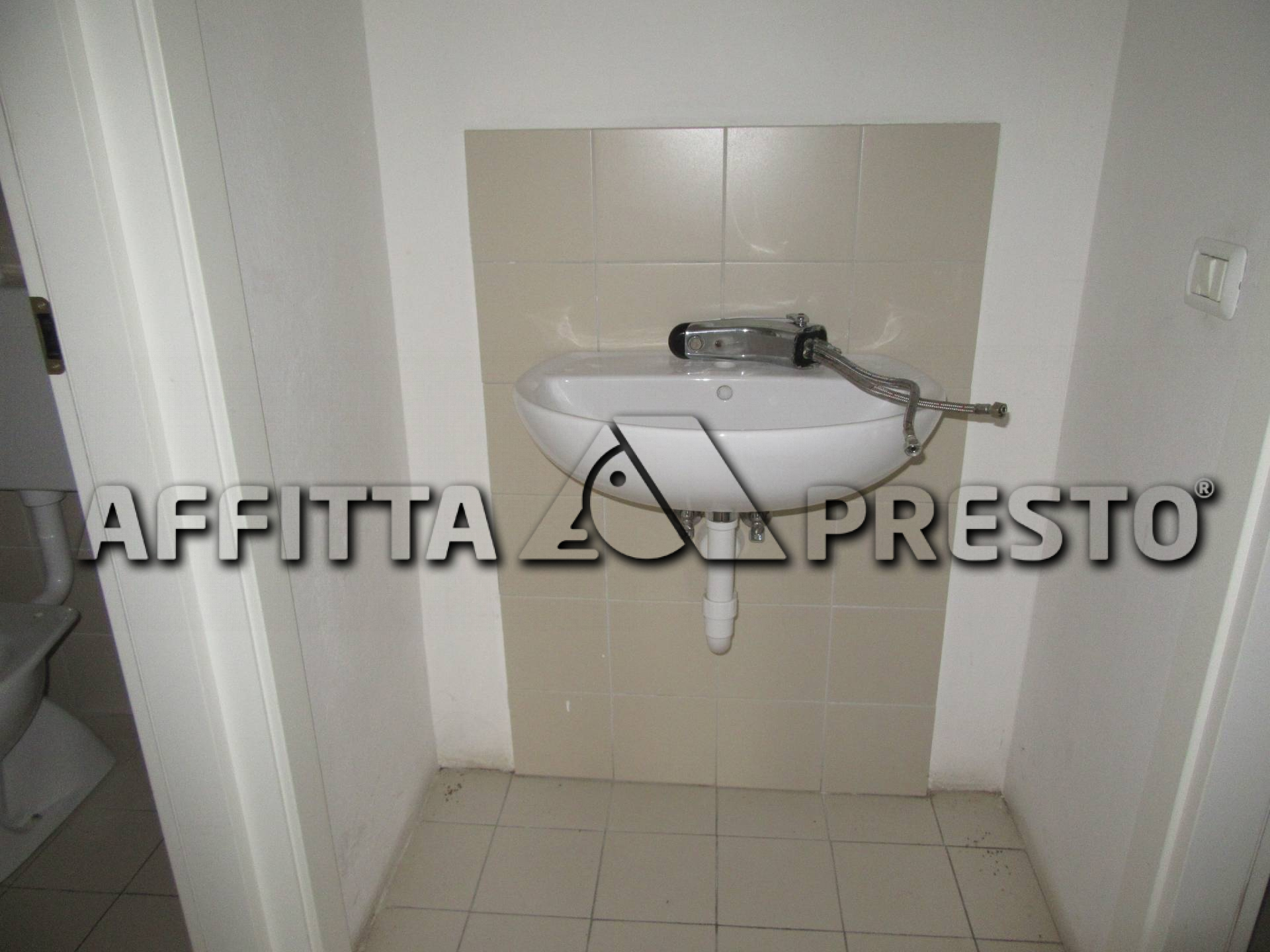 Fondo Commerciale in affitto a Forl