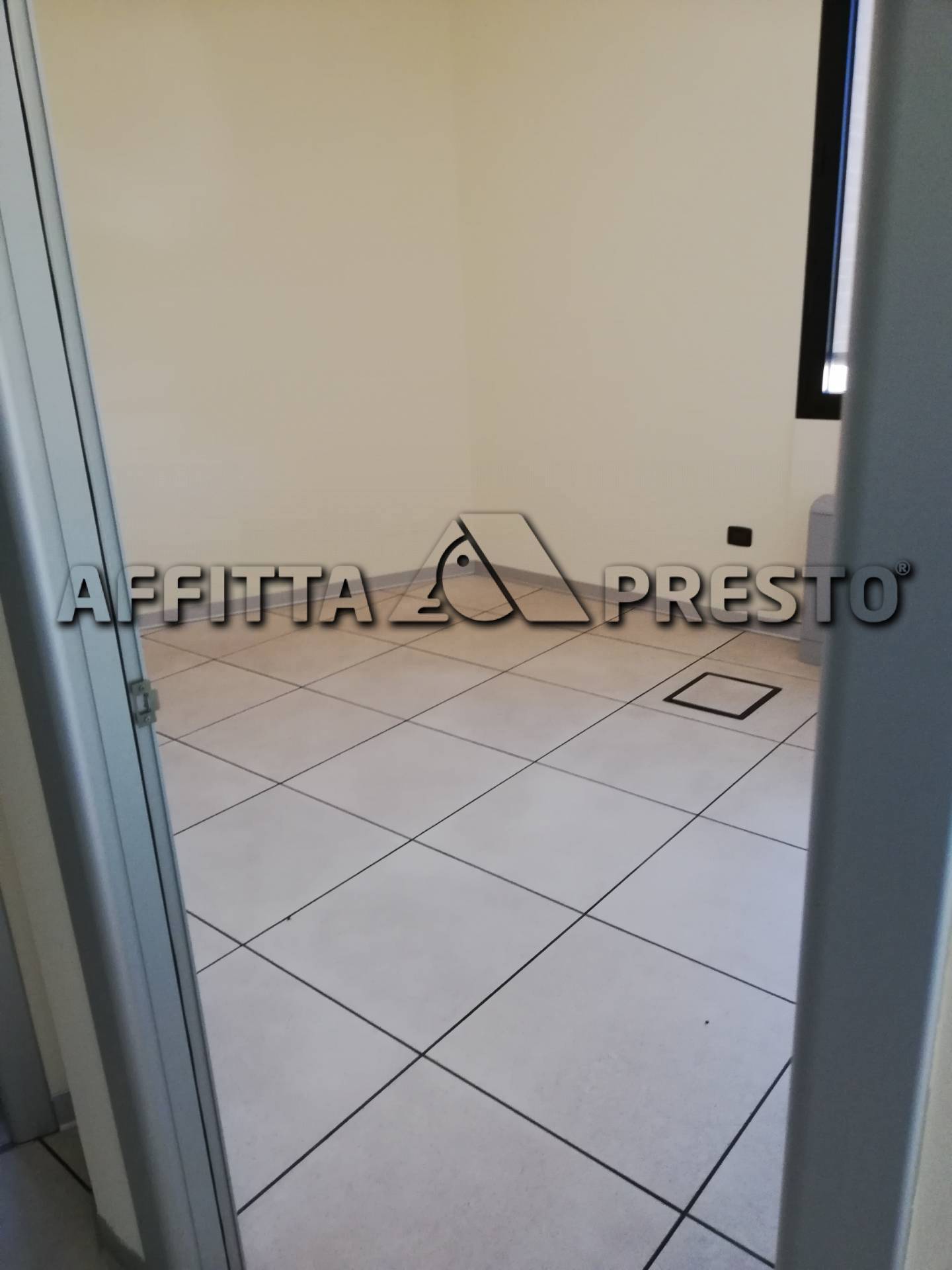 Fondo Commerciale in affitto a Forl