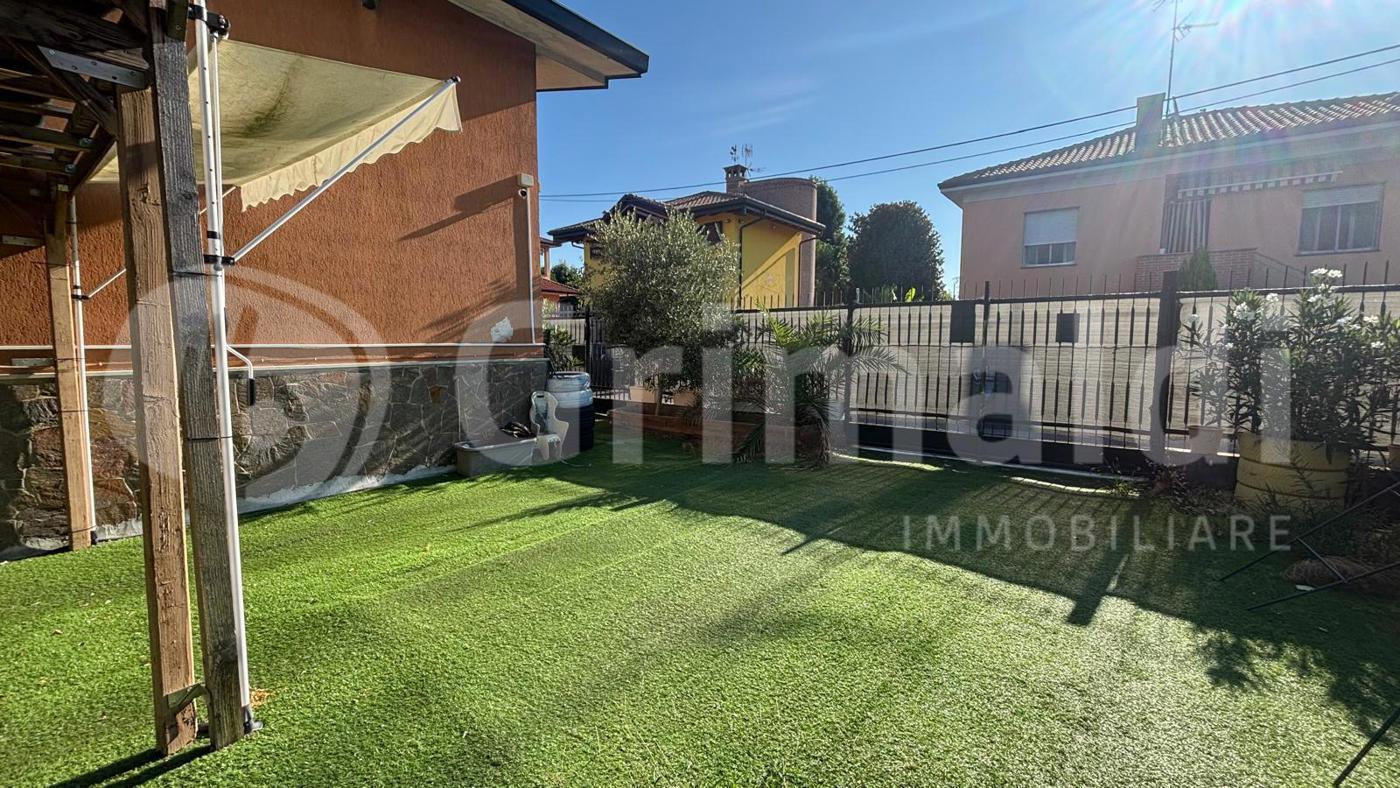 Villa Bifamiliare con giardino a Corbetta