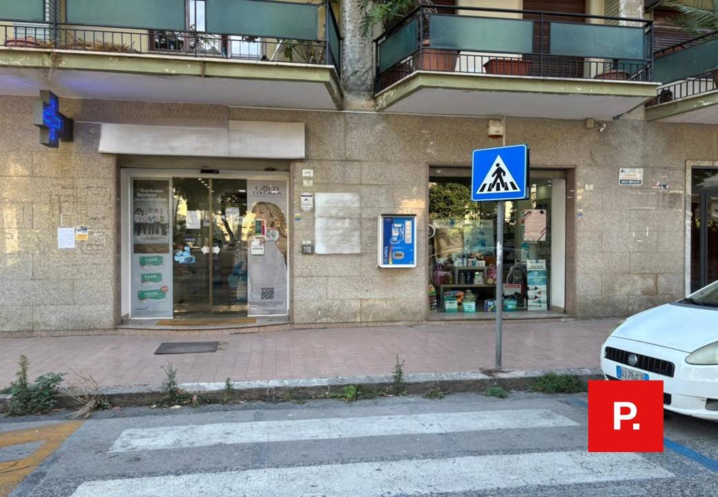 Locale commerciale in affitto a Caserta, Centro