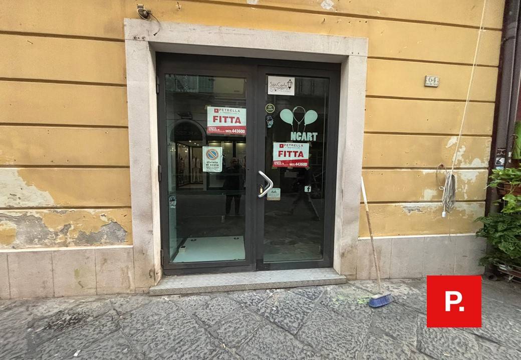 Locale commerciale in affitto a Caserta, Centro