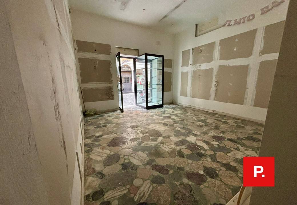 Locale commerciale in affitto a Caserta, Centro