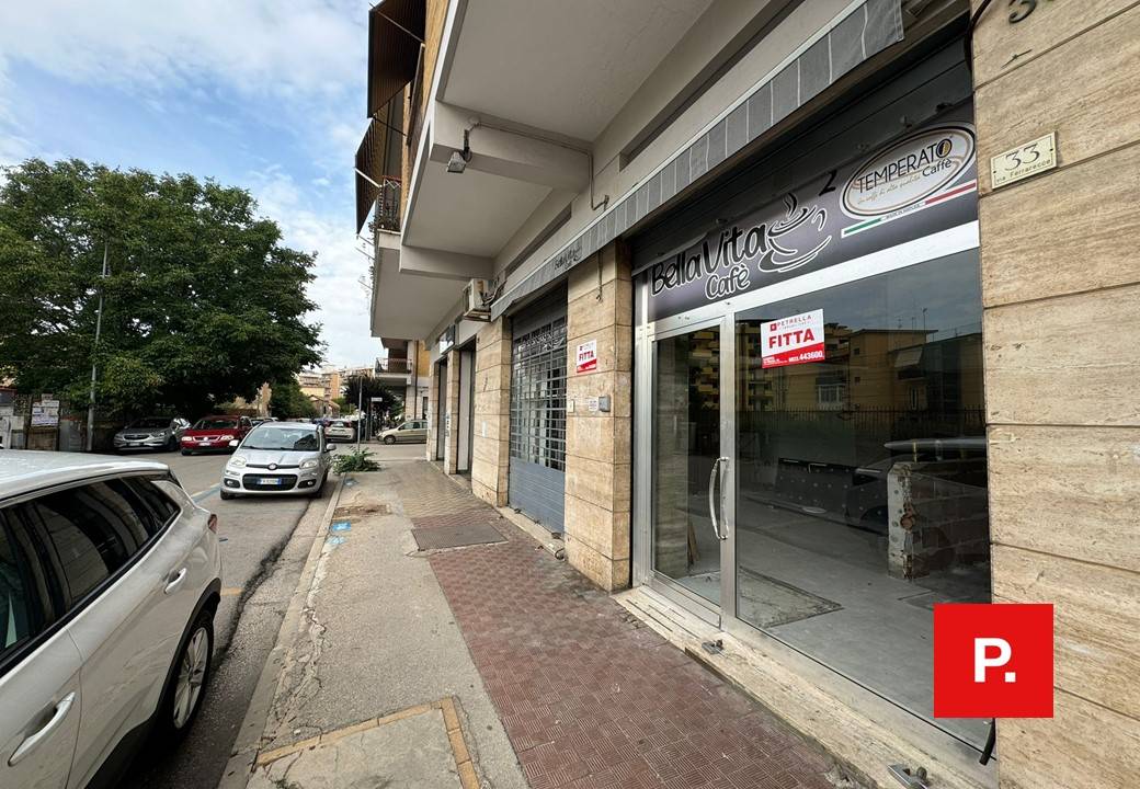 Locale commerciale in affitto a Caserta, Caserta Ferrarecce