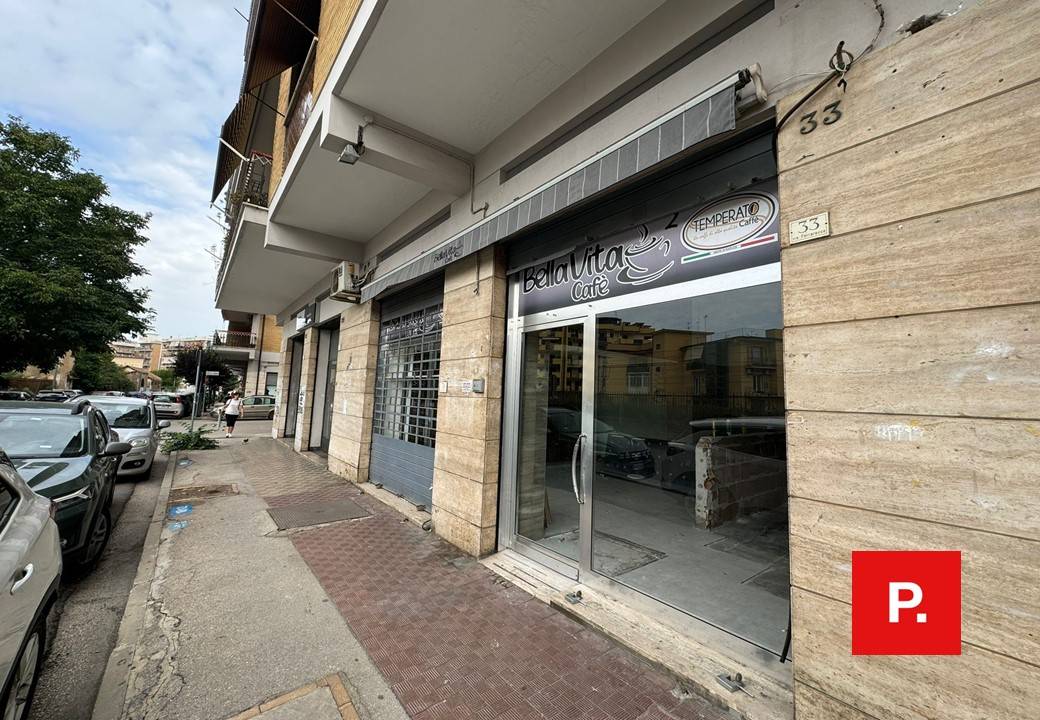 Locale commerciale in affitto a Caserta, Caserta Ferrarecce