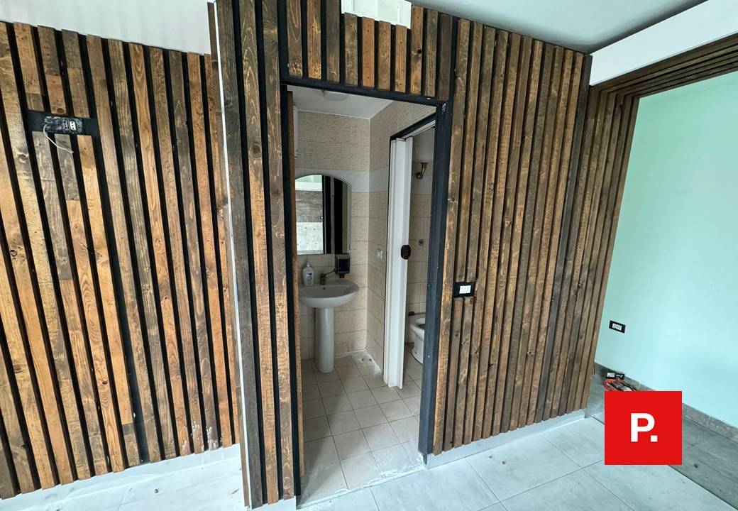 Locale commerciale in affitto a Caserta, Caserta Ferrarecce