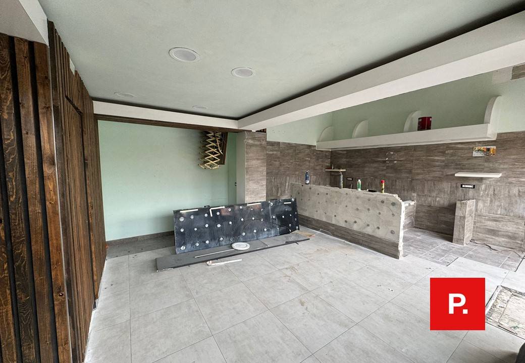 Locale commerciale in affitto a Caserta, Caserta Ferrarecce