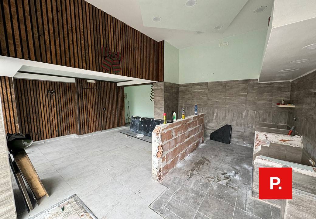 Locale commerciale in affitto a Caserta, Caserta Ferrarecce