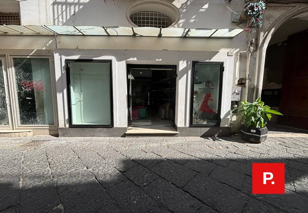 Locale commerciale in vendita a Caserta, Centro