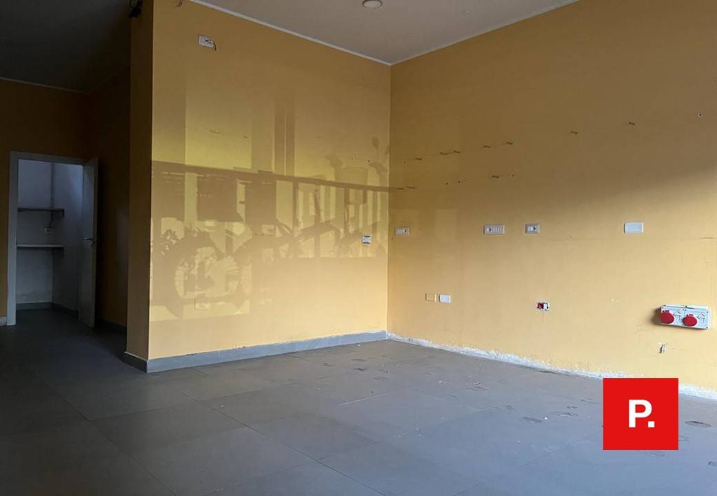 Locale commerciale in affitto a Caserta, Caserta Ferrarecce