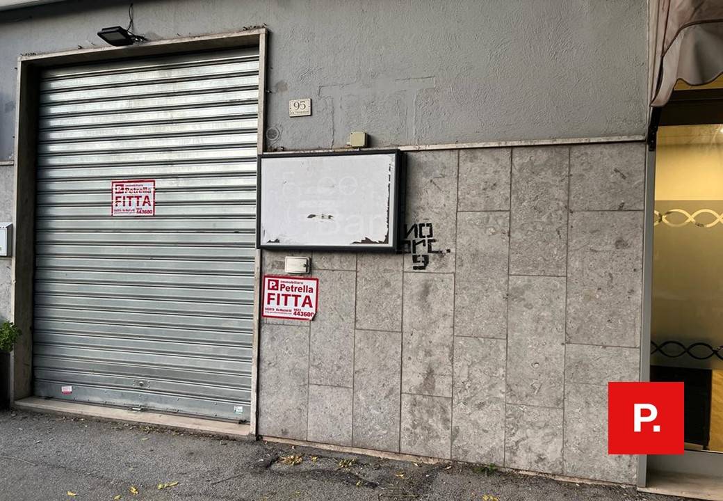 Locale commerciale in affitto a Caserta, Caserta Ferrarecce