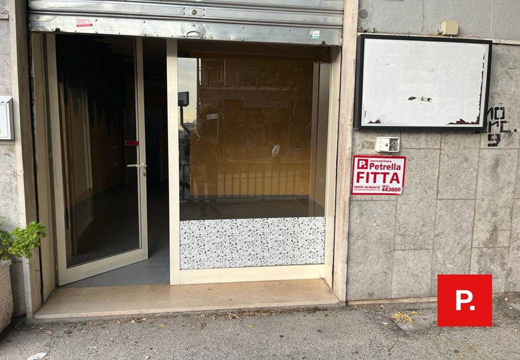 Locale commerciale in affitto a Caserta, Caserta Ferrarecce