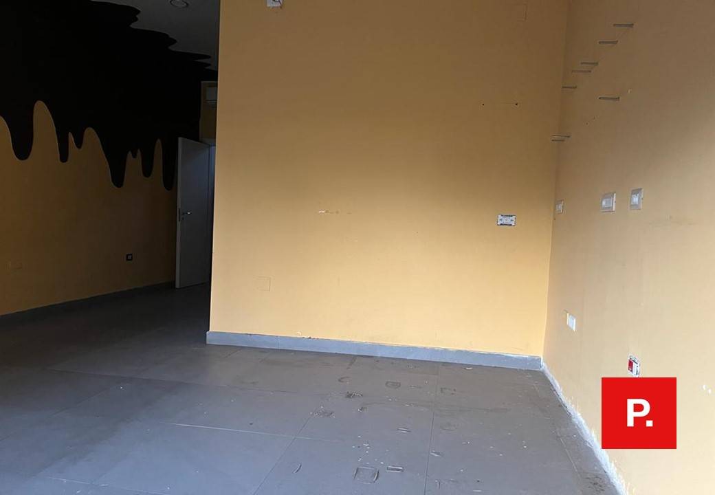 Locale commerciale in affitto a Caserta, Caserta Ferrarecce