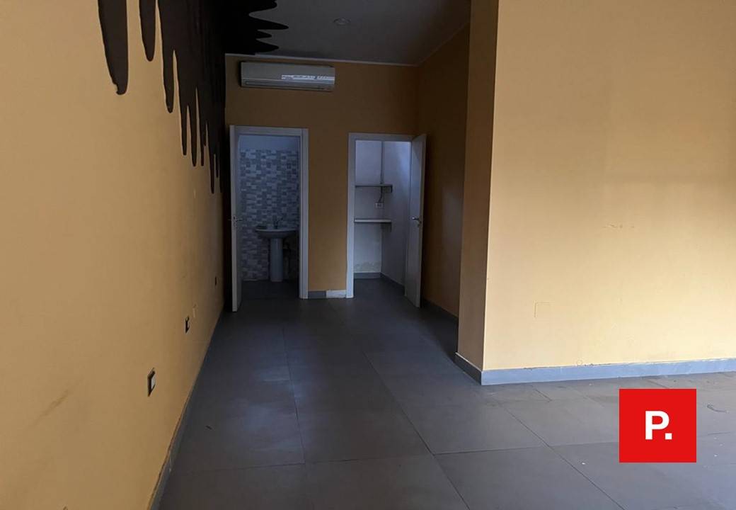 Locale commerciale in affitto a Caserta, Caserta Ferrarecce