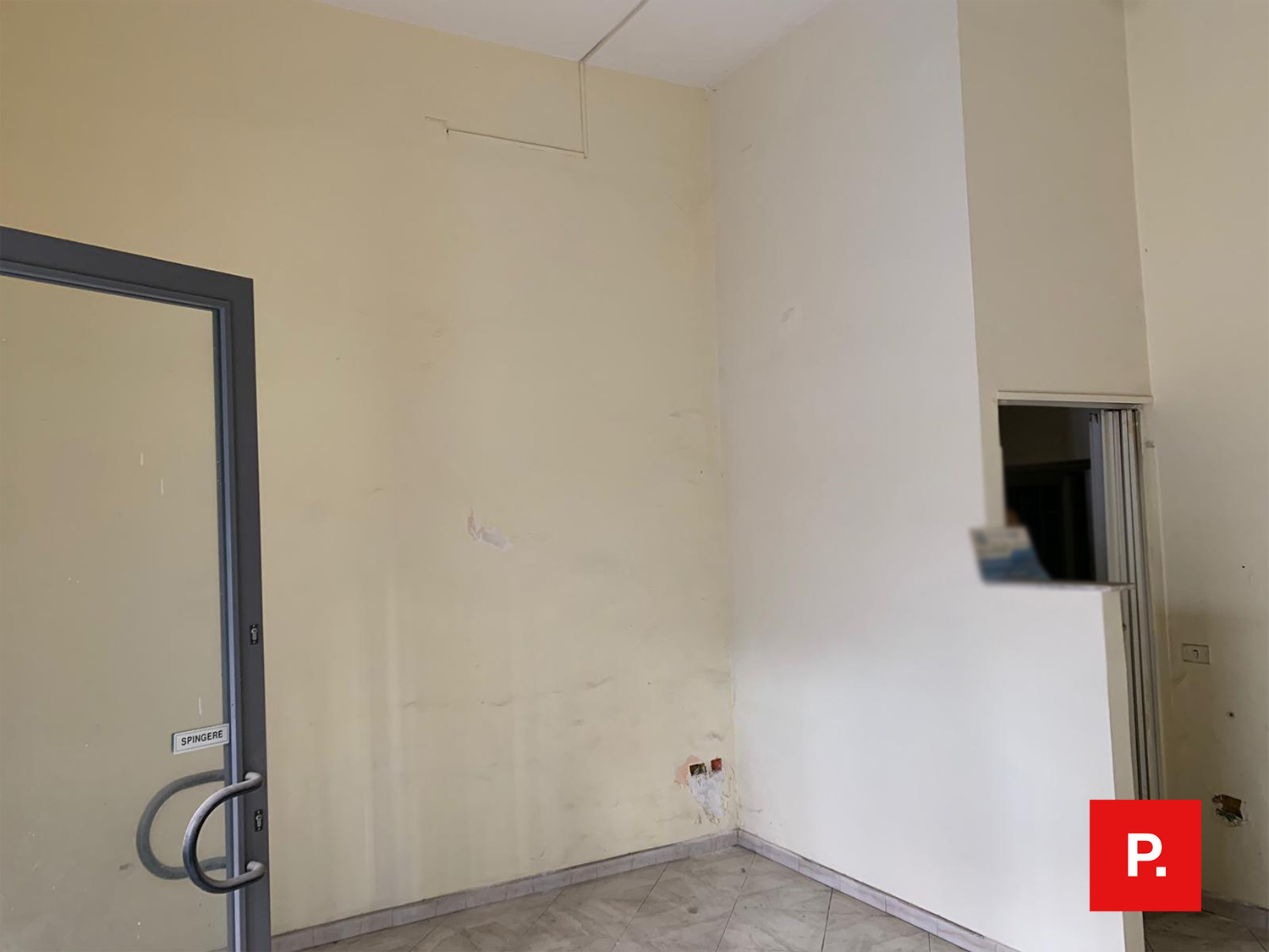 Locale commerciale in affitto a Caserta, Centro