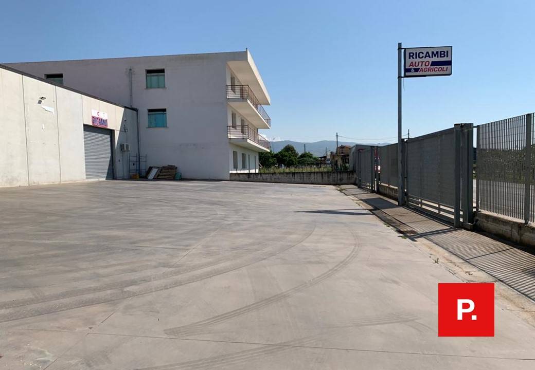 Locale commerciale in affitto a Sparanise