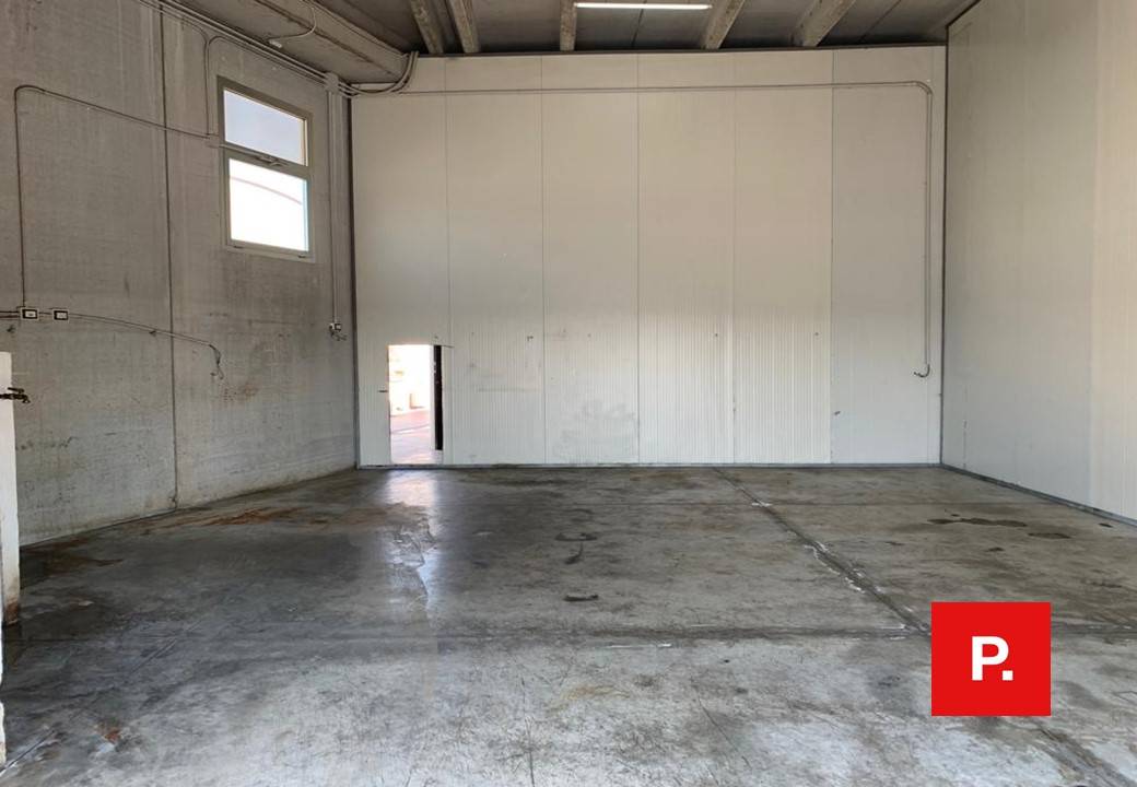 Locale commerciale in affitto a Sparanise