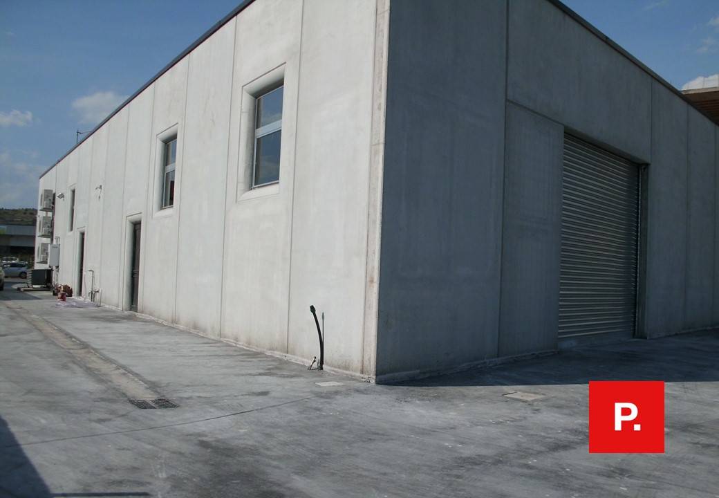 Locale commerciale in affitto a Sparanise