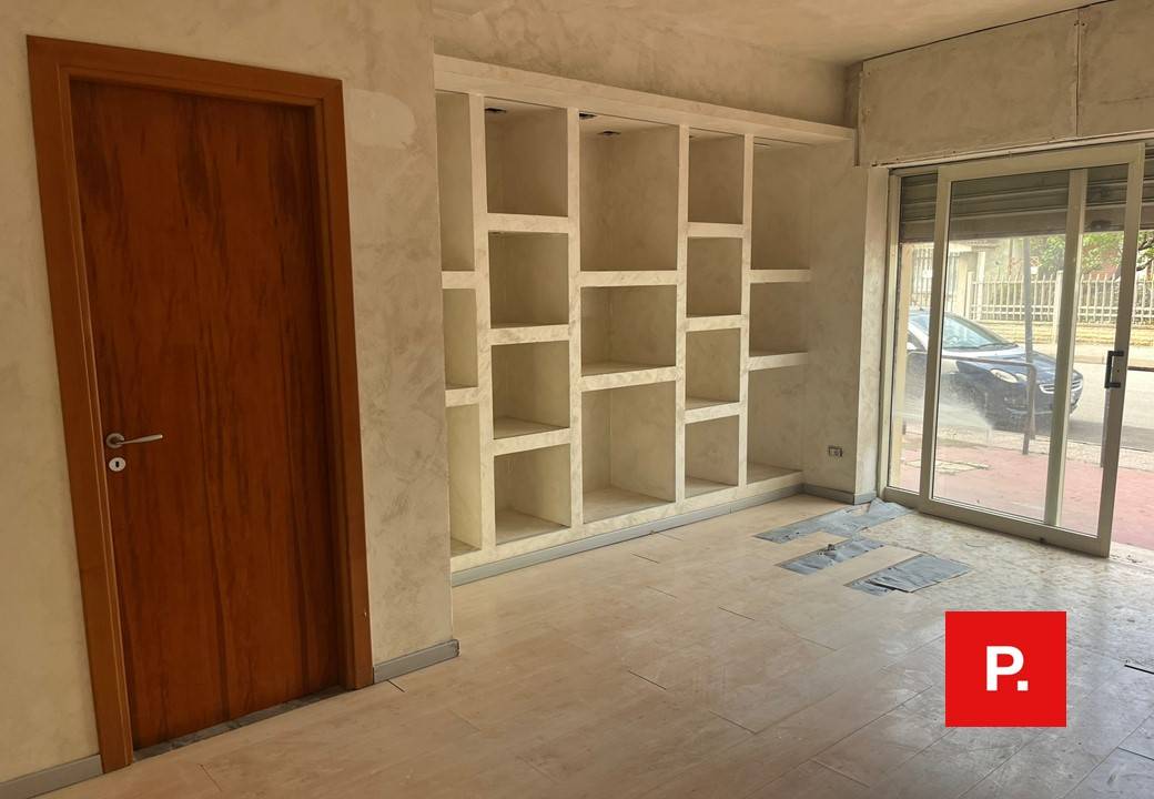 Locale commerciale in affitto a Caserta, Caserta 2 (Centuriano)