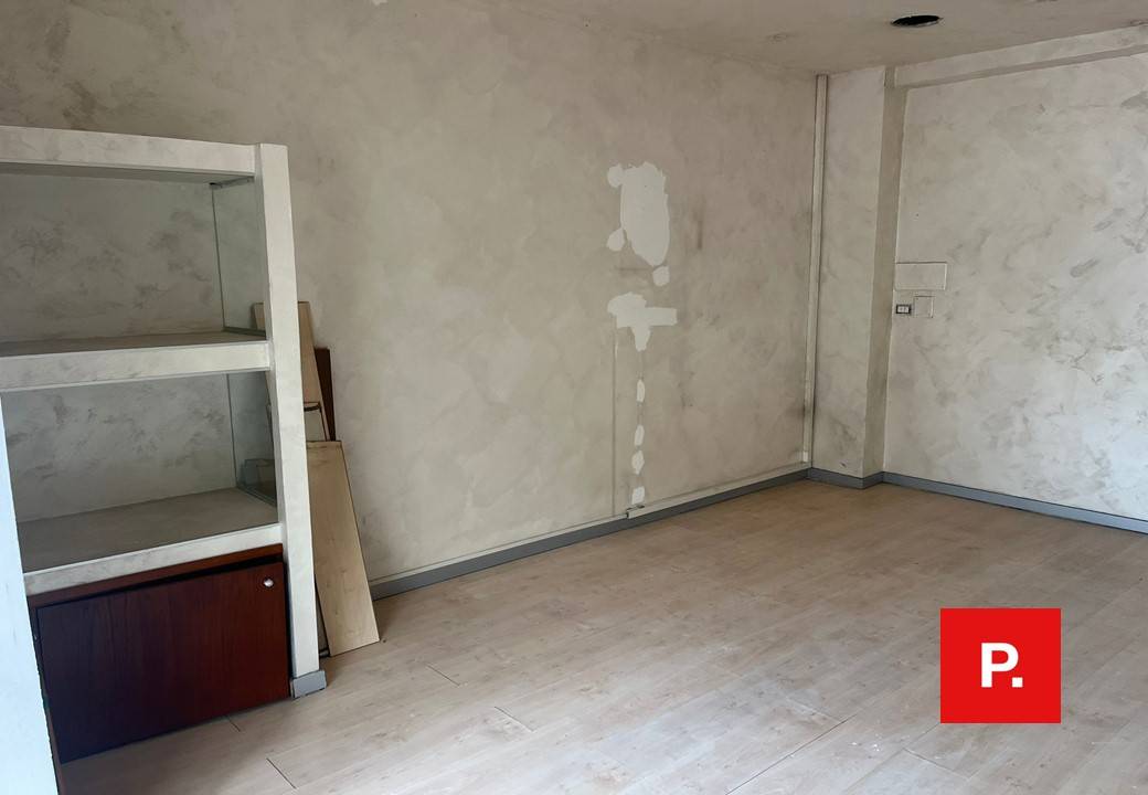 Locale commerciale in affitto a Caserta, Caserta 2 (Centuriano)