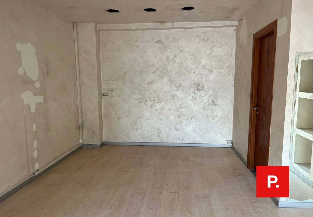 Locale commerciale in affitto a Caserta, Caserta 2 (Centuriano)