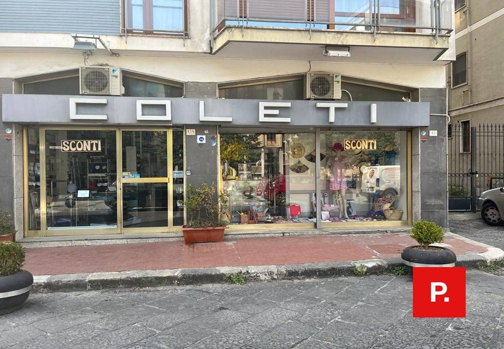 Locale commerciale in affitto a Caserta, Centro