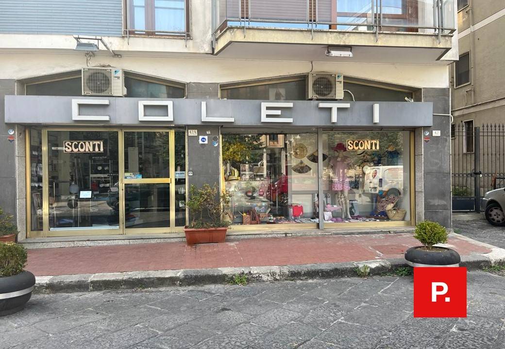 Locale commerciale in affitto a Caserta, Centro