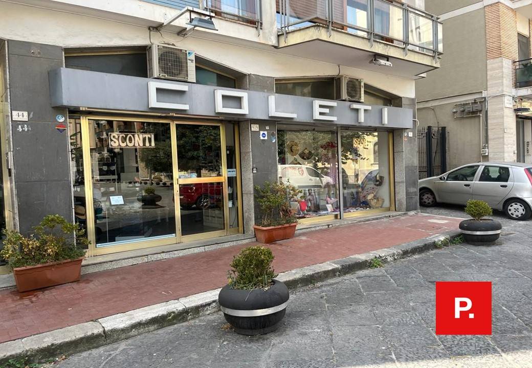 Locale commerciale in affitto a Caserta, Centro