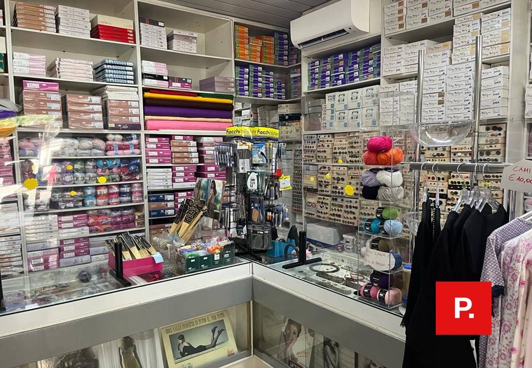 Locale commerciale in affitto a Caserta, Centro