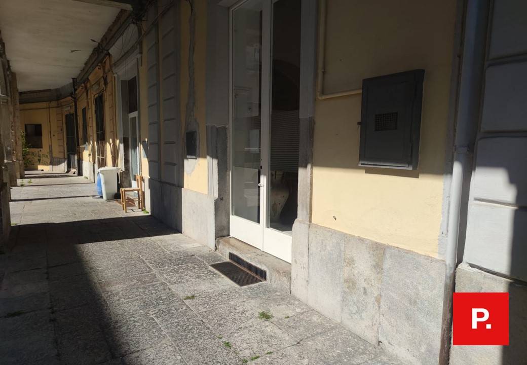 Locale commerciale in affitto a Caserta, Centro
