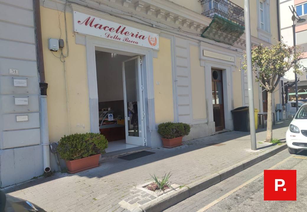 Locale commerciale in affitto a Caserta, Centro