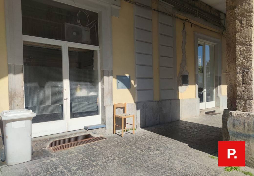 Locale commerciale in affitto a Caserta, Centro