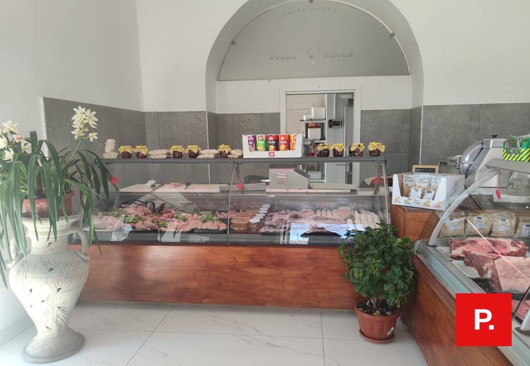 Locale commerciale in affitto a Caserta, Centro