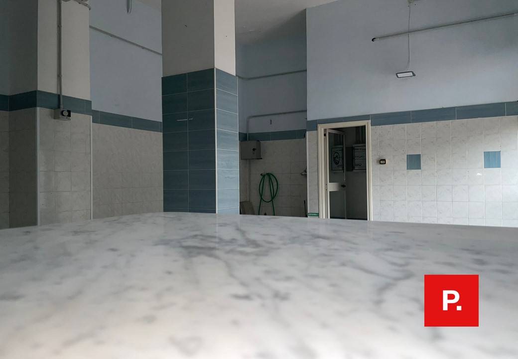 Locale commerciale in affitto a Caserta, Caserta Ferrarecce