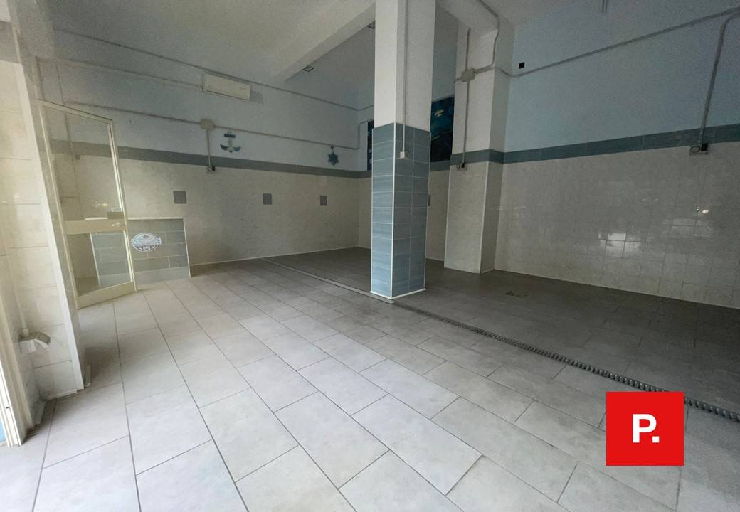 Locale commerciale in affitto a Caserta, Caserta Ferrarecce