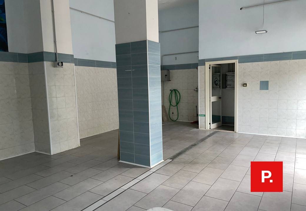 Locale commerciale in affitto a Caserta, Caserta Ferrarecce