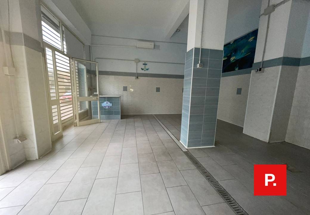 Locale commerciale in affitto a Caserta, Caserta Ferrarecce