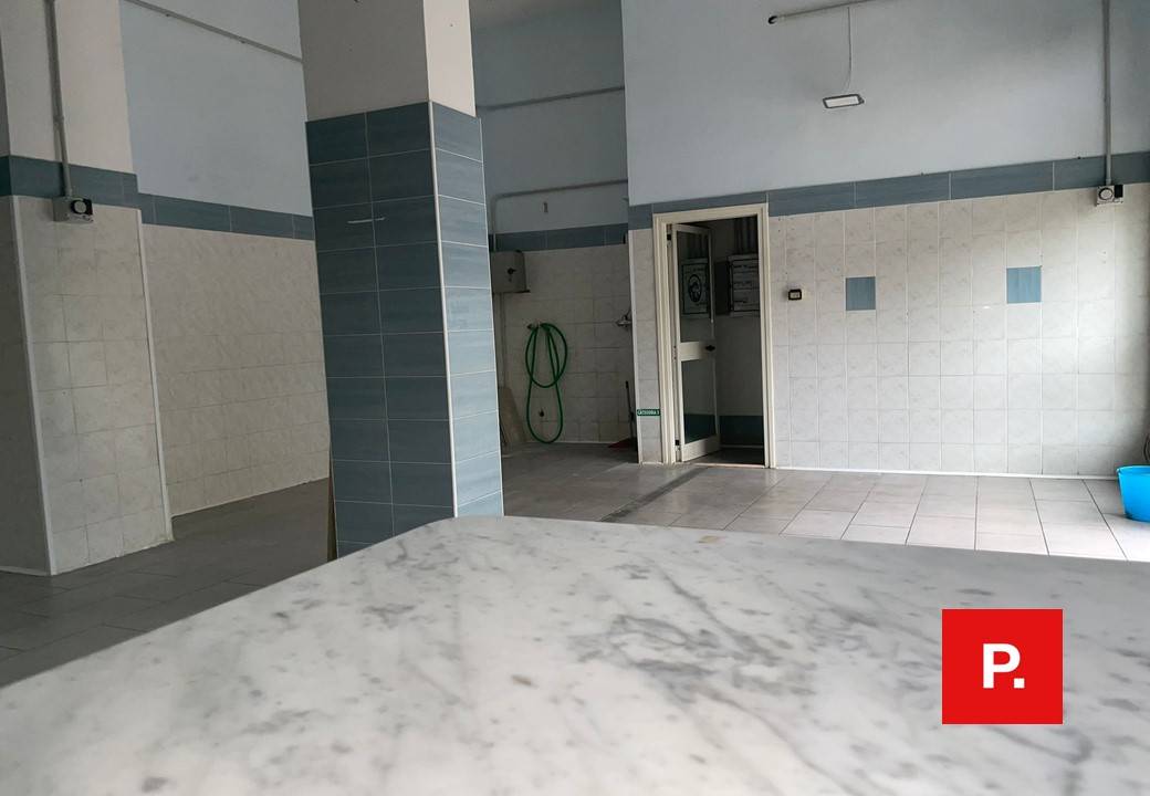 Locale commerciale in affitto a Caserta, Caserta Ferrarecce