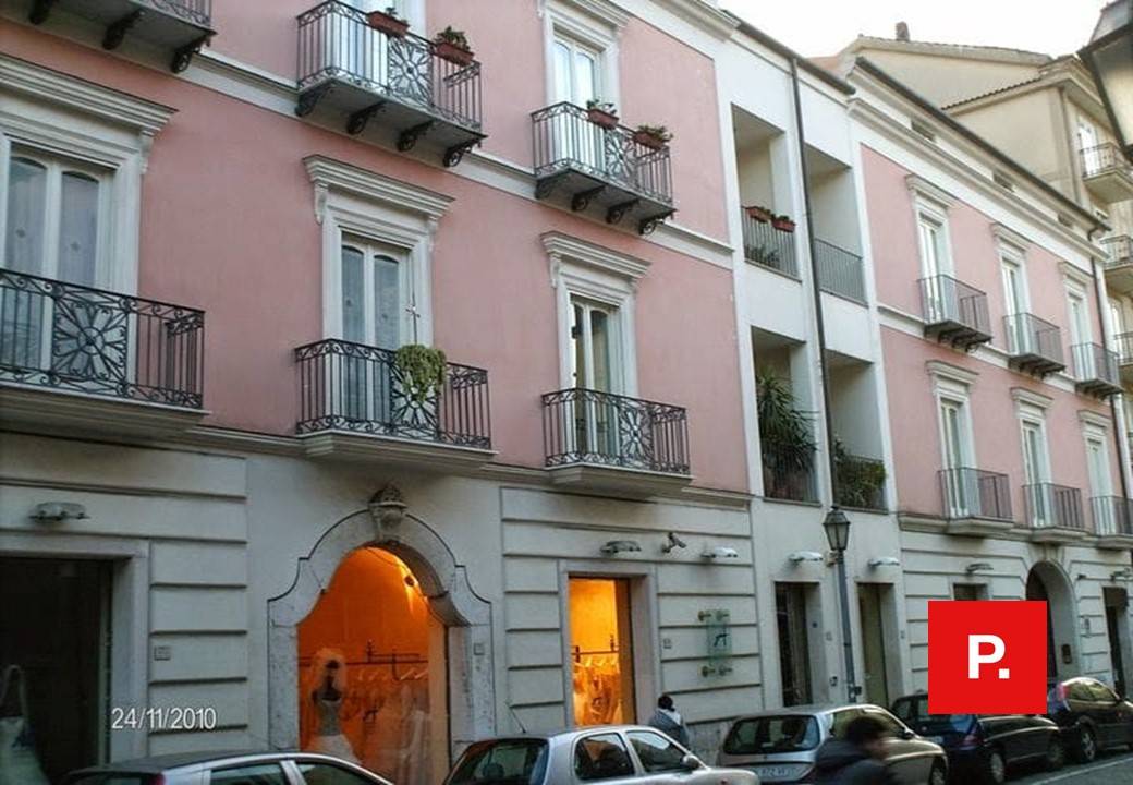 Locale commerciale in vendita a Caserta, Centro