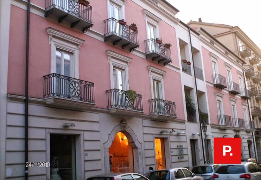 Locale commerciale in vendita a Caserta, Centro