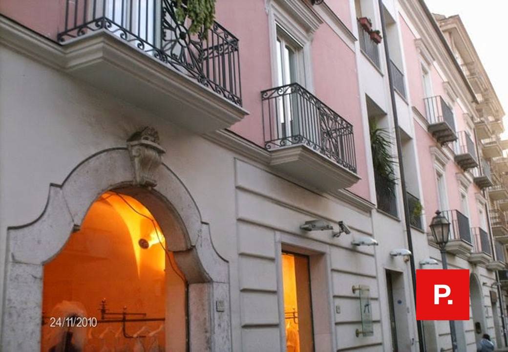 Locale commerciale in vendita a Caserta, Centro