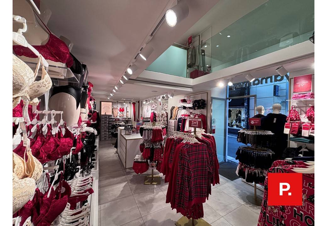 Locale commerciale in affitto a Caserta, Centro