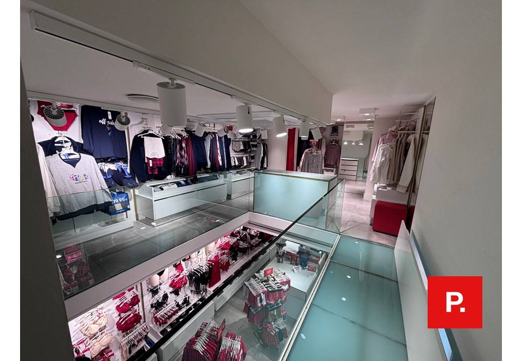 Locale commerciale in affitto a Caserta, Centro