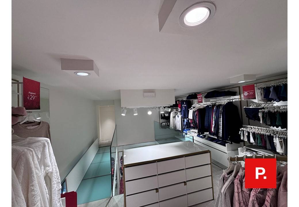 Locale commerciale in affitto a Caserta, Centro